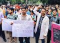 কলকাতাত যুৱতী চিকিৎসকৰ ধৰ্ষণৰ ঘটনাত অস্থিৰ দেশ; চিকিৎসকসকলৰ অনিৰ্দিষ্টকালীন ধৰ্মঘট