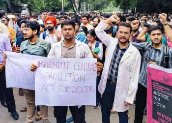 কলকাতাত যুৱতী চিকিৎসকৰ ধৰ্ষণৰ ঘটনাত অস্থিৰ দেশ; চিকিৎসকসকলৰ অনিৰ্দিষ্টকালীন ধৰ্মঘট