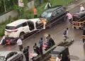 পিতা-পুত্ৰৰ কাজিয়াৰ চূড়ান্ত ৰূপ! কাজিয়াৰ পাছত পুত্ৰই দেউতাকৰ গাড়ীত মাৰিলে খুন্দা, আঘাতপ্ৰাপ্ত ৪জন