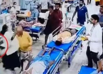 মহিলা জুনিয়ৰ ডাক্তৰক লোহাৰ বিচনাত খুন্দিয়াই দিলে ৰোগীয়ে! দেশজুৰি গৰিহণাৰ ধুমুহা