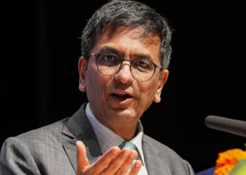 মুখ্য ন্যায়াধীশ ডিৱাই চন্দ্ৰচূড়ৰ নামত প্ৰৱঞ্চকৰ জাল! গাড়ীৰ ভাড়াৰ বাবদ ৫০০ টকা বিচাৰিলে নেটিজেনক