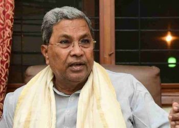 অস্বস্তিত কৰ্ণাটকৰ কংগ্ৰেছ চৰকাৰ! ভূমি কেলেংকাৰী গোচৰত সিদ্দাৰামায়াৰ বিৰুদ্ধে তদন্তৰ অনুমতি ৰাজ্যপালৰ