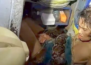 পকাই ধৰিলে প্ৰকাণ্ড অজগৰে : পাকঘৰত দুঘন্টা ধৰি নাগপাশত বন্দী হৈ থাকিল ৬৪ বছৰীয়া মহিলা