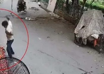 ৰাজপথত প্ৰস্ৰাৱ কৰিবলৈ নিদিয়াৰ বাবে নিৰ্মমভাৱে প্ৰহাৰ! কেমেৰাত বন্দী সমগ্ৰ দৃশ্য