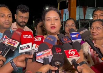 শিৱসাগৰৰ ঐতিহাসিক দেৱী দ’লৰ পূজাত ধৰ্মীয় সম্প্ৰীতিৰ নিদৰ্শন; এসময়ত দেৱী দ’লত নেগেৰা ঢাক বজোৱা দৌল্লা পৰিয়ালক মহা অষ্টমীৰ প্ৰসাদ প্ৰদান