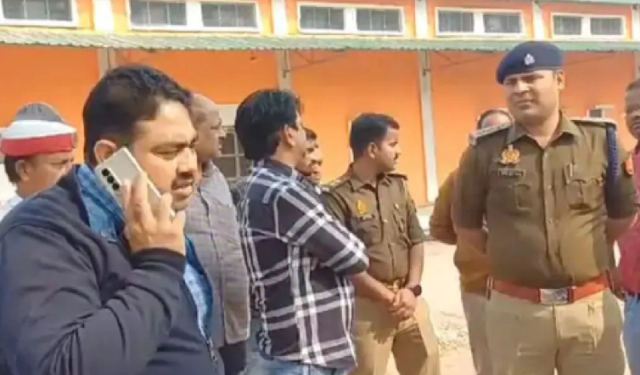 হাথৰছত এফ চি আইৰ গুদামত প্ৰৱেশ কৰি কীটনাশকৰ গোন্ধৰ বাবে ১৪৫টা বান্দৰৰ মৃত্যু হয়।