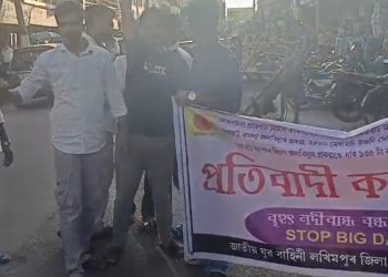 নদীবান্ধৰ বিৰুদ্ধে প্ৰতিবাদ জাতীয় যুৱ বাহিনীৰ : থানাতে আটক কৰি ৰখা হৈছে প্ৰতিবাদকাৰীক