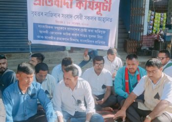 সাংবাদিকক গুলীয়াই প্ৰাণে মৰাৰ চেষ্টা আৰক্ষী জোৱানৰ : নাজিৰাত ক’লা বেজ পৰিধান কৰি সাংবাদিকৰ প্ৰতিবাদ