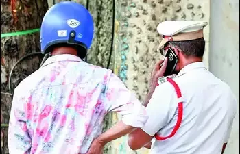 আৰক্ষীয়ে কৰ্তব্যৰ সময়ত মোবাইল ফোন ব্যৱহাৰ কৰিব নোৱাৰিব! কোন ৰাজ্যৰ পুলিচৰ বাবে এই কঠোৰ নিৰ্দেশ?