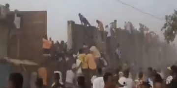 ৰেফাৰীৰ ভুল সিদ্ধান্ত, ফুটবল খেলৰ মাজতে তুমুল সংৰ্ঘষ; নিহত ১০০ৰো অধিক লোক