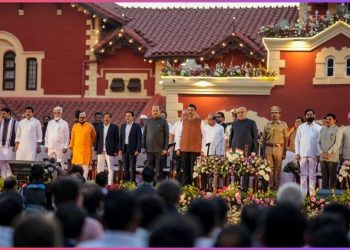 মহাৰাষ্ট্ৰৰ কেবিনেট সম্প্ৰসাৰণঃ আঢ়ৈ বছৰৰ বাবে ৩৯জন মন্ত্ৰীৰ শপত গ্ৰহণ, কৰ্মক্ষমতাৰ ভিত্তিত কাৰ্যকালৰ লোৱা হ’ব সিদ্ধান্ত