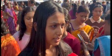 ড°বাণীকান্ত কাকতি বঁটা প্ৰদান অনুষ্ঠানৰ মাজতে মন্ত্ৰী চন্দ্ৰমোহন পাটোৱাৰীৰ সন্মুখতে বজালীত অথন্তৰ