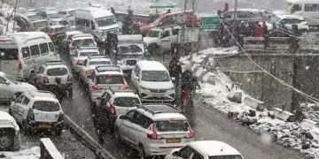 মানালিত বৰফৰ দুৰ্যোগ! আৱদ্ধ ১০ হাজাৰ পৰ্যটকক উদ্ধাৰ, অহা ৪৮ ঘণ্টাত প্ৰচণ্ড বৰফ পৰাৰ সতৰ্কবাণী
