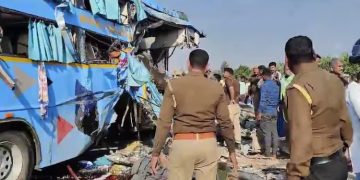 ইউপিত ৪০ জন যাত্ৰী কঢ়িয়াই অনা বাছ আৰু ট্ৰাকৰ সংঘৰ্ষ: ৮ জন নিহত, ১৯ জন আহত