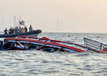 মুম্বাইৰ পৰা এলিফেণ্টালৈ যোৱাৰ পথত আৰব সাগৰত ডুব গৈ ১৩ জন লোকৰ মৃত্যু; একাধিক নিৰুদ্দিষ্ট