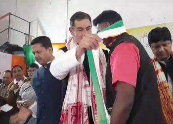 কংগ্ৰেছত যোগদান কৰিলে আদিবাসী ছাত্ৰ সন্থাৰ প্ৰাক্তন সভাপতি ষ্টিফেন লাক্ৰাসহ ১০ নেতাই