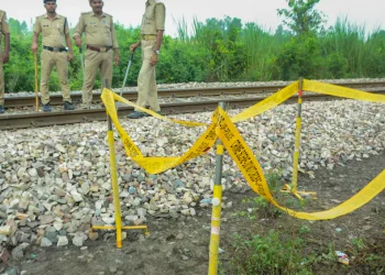 বন্দে ভাৰত ট্ৰেইনৰ সন্মুখত জপিয়ালে ১৫ বছৰীয়া কিশোৰীয়ে! ব্ৰেক মাৰিও প্ৰাণ বচাব নোৱাৰিলে চালকে