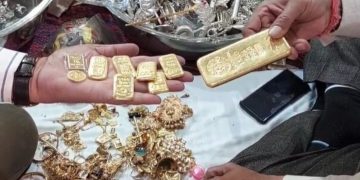 ১ কেজি সোণৰ বিস্কুট, ৰূপৰ পিষ্টল-হেণ্ডকাফ, ২৩ কোটি টকা! মন্দিৰৰ দানপাত্ৰ খুলি আচৰিত কৰ্তৃপক্ষ