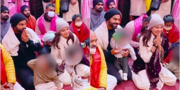 আস্থা! প্ৰেমানন্দ মহাৰাজৰ কাষত বিৰাট কোহলী আৰু অনুষ্কা শৰ্মা