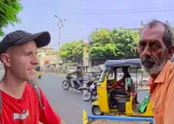 এটা কলৰ দাম ১০০ টকা! আজৱ মূল্যক লৈ জ্বলি-পকি উঠিল বিদেশী পৰ্যটক, ভাইৰেল হায়দৰাবাদৰ ফল বিক্ৰেতা