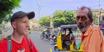 এটা কলৰ দাম ১০০ টকা! আজৱ মূল্যক লৈ জ্বলি-পকি উঠিল বিদেশী পৰ্যটক, ভাইৰেল হায়দৰাবাদৰ ফল বিক্ৰেতা