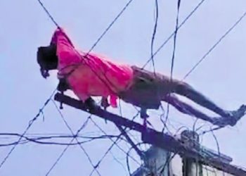 মাকৰ সৈতে কাজিয়া কৰি মদ খাই বিদ্যুতৰ তাঁৰত শুই পৰিল যুৱক! চাওক ভিডিঅ’