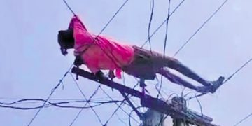 মাকৰ সৈতে কাজিয়া কৰি মদ খাই বিদ্যুতৰ তাঁৰত শুই পৰিল যুৱক! চাওক ভিডিঅ’
