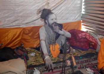 ৯ বছৰ ধৰি বাবাৰ জঁটাত ‘পাৰ চৰাই’! কুম্ভমেলাত এইবাৰ চৰ্চাত ‘কবুতৰ বাবা’