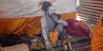 ৯ বছৰ ধৰি বাবাৰ জঁটাত ‘পাৰ চৰাই’! কুম্ভমেলাত এইবাৰ চৰ্চাত ‘কবুতৰ বাবা’