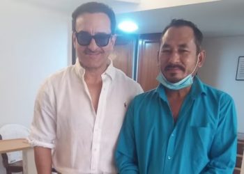 কৃতজ্ঞতা! চিকিৎসালয়ত অটো চালকক আলিংগন ছেইফ আলী খানৰ, আশীৰ্বাদ দিলে মাতৃ শৰ্মিলাই