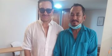 কৃতজ্ঞতা! চিকিৎসালয়ত অটো চালকক আলিংগন ছেইফ আলী খানৰ, আশীৰ্বাদ দিলে মাতৃ শৰ্মিলাই