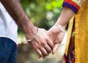 স্বামী আৰু ৬ সন্তানক এৰি ভিক্ষাৰীৰ সৈতে পলায়ন মহিলাৰ! দেশজুৰি চাঞ্চল্য
