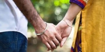 স্বামী আৰু ৬ সন্তানক এৰি ভিক্ষাৰীৰ সৈতে পলায়ন মহিলাৰ! দেশজুৰি চাঞ্চল্য