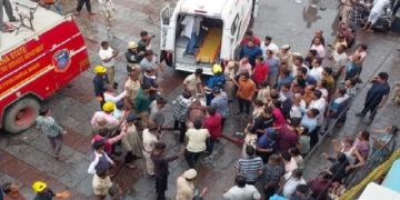হায়দৰাবাদৰ চাৰমিনাৰৰ সমীপৰ অট্টালিকাত ভয়ংকৰ অগ্নিকাণ্ড; ৮ টা শিশুকে ধৰি ১৭ জনৰ মৃত্যু