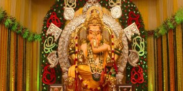 এই পূজাই গণেশ উৎসৱৰ সময়ত ৪০০ কোটি টকাৰ বীমা লাভ কৰিলে, আনকি ‘লালবাঘচা ৰাজা’ও থাকিল পিছ পৰি