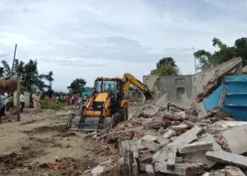 ভূমিহীনৰ চকুত অশ্ৰু! এইবাৰ বিশ্বনাথত চলিল চৰকাৰী বুলডজাৰ
