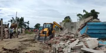 ভূমিহীনৰ চকুত অশ্ৰু! এইবাৰ বিশ্বনাথত চলিল চৰকাৰী বুলডজাৰ