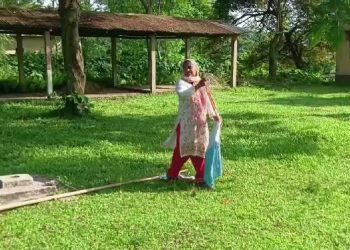 ভৰিৰে ৰাষ্ট্ৰীয় পতাকা ভাঁজ কৰিলে নগাঁৱৰ প্ৰধান শিক্ষয়িত্ৰীয়ে! ভিডিঅ’ ভাইৰেলৰ পাছতে গ্ৰেপ্তাৰ