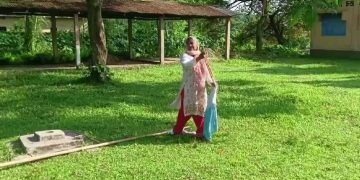 ভৰিৰে ৰাষ্ট্ৰীয় পতাকা ভাঁজ কৰিলে নগাঁৱৰ প্ৰধান শিক্ষয়িত্ৰীয়ে! ভিডিঅ’ ভাইৰেলৰ পাছতে গ্ৰেপ্তাৰ