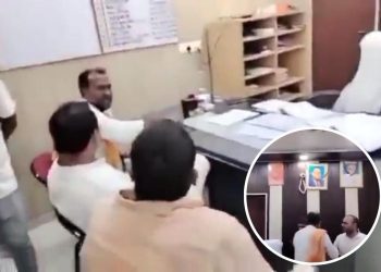 দলিত অভিযন্তাৰ কাৰ্যালয়ত প্ৰৱেশ কৰি উদ্ভণ্ডালি বিজেপি নেতাৰ! জোতাৰে প্ৰহাৰ কৰা ভিডিঅ’ ভাইৰেল