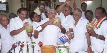 ২২ বছৰ পূৰ্বে কিয় আন্না বিশ্ববিদ্যালয়ে আমেৰিকাৰ পানীয় পেপচি, কোকাকোলাক কেণ্টিনৰ পৰা নিষিদ্ধ কৰিছিল?