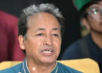 এতিয়াও আটক কৰিবলৈ দিয়া নিৰ্দেশৰ প্ৰতিলিপি পোৱা নাই সোণম ৱাংচুকৰ পত্নীয়ে! সাক্ষাৎ কৰাটো দিয়া হৈছে বাধা