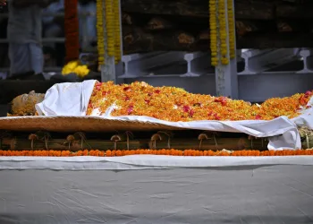 কি হ’ল ৰুজু হোৱা গোচৰ? গামোচাৰে মুখ ঢাকি জনচক্ষুত ধূলি দি জুবিন গাৰ্গৰ অন্তোষ্টিক্ৰিয়াত সিদ্ধাৰ্থ শৰ্মা
