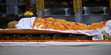 কি হ’ল ৰুজু হোৱা গোচৰ? গামোচাৰে মুখ ঢাকি জনচক্ষুত ধূলি দি জুবিন গাৰ্গৰ অন্তোষ্টিক্ৰিয়াত সিদ্ধাৰ্থ শৰ্মা
