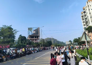 আদৰৰ জুবিনক চাবলৈ জালুকবাৰীত এইদৰেই ভিৰ কৰিলে অনুৰাগীয়ে