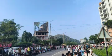 আদৰৰ জুবিনক চাবলৈ জালুকবাৰীত এইদৰেই ভিৰ কৰিলে অনুৰাগীয়ে