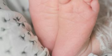প্ৰসৱৰ পাছৰ সমস্যাত ভুগি থকা মহিলাৰ কাণ্ড, নৱজাতকক ফ্ৰীজত ভৰাই নিদ্ৰাত মাতৃ! অৱশেষত উদ্ধাৰ কেঁচুৱাক