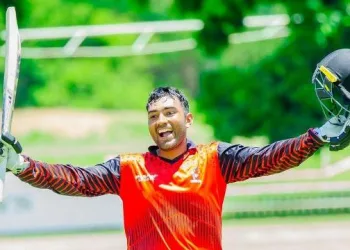 বেলজিয়ামত জন্ম, পিতৃ পাকিস্তানী-মাতৃ ভাৰতীয়; ডাঙৰ-দীঘল হৈছে অষ্ট্ৰেলিয়াত, খেলিব জিম্বাবুৱেৰ দলত