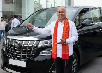ক্ষমতালৈ অহাৰ পাছতে হাগ্ৰামাই কিনিলে কোটিটকীয়া গাড়ী, প্ৰায় ৩৩ খনৰো অধিক বাহনৰ গৰাকী হ’ল মহিলাৰী দম্পতী