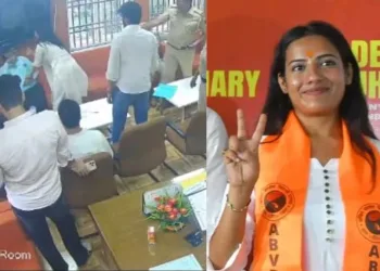 দিল্লী বিশ্ববিদ্যালয়ৰ অধ্যাপকক চৰ সোধালে ছাত্ৰ সংগঠনৰ সদস্যই; নিৰ্লিপ্ত উপস্থিত আৰক্ষী